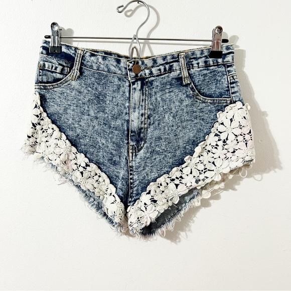 36 Point 5 Denim Jean Shorts Crocheted Lace Details Patch Pockets Acid Wash - Picture 1 of 9